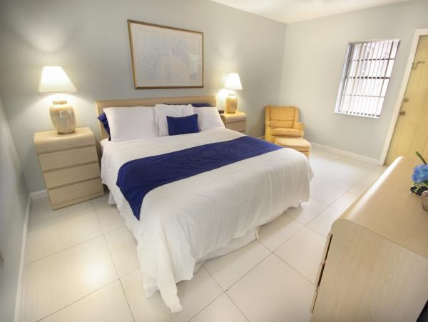 Hollywood Condo 978755