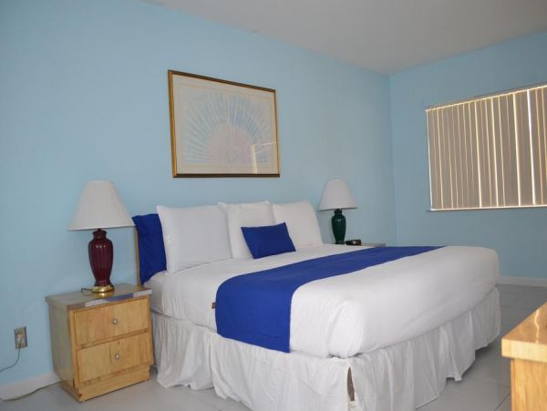 Hollywood Condo 978755