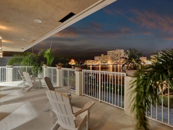 Hollywood Home 978756