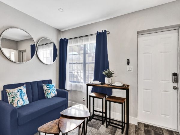 Hollywood Condo 978757