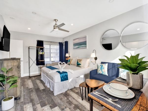 Hollywood Condo 978757