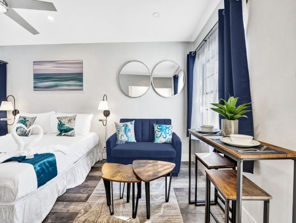Hollywood Condo 978757