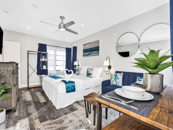 Hollywood Condo 978757