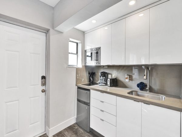Hollywood Condo 978757
