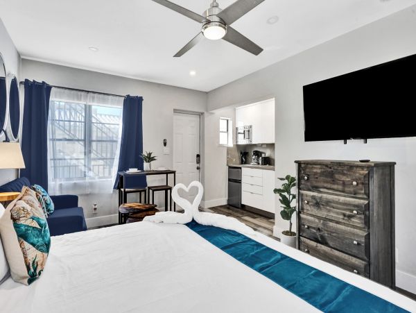 Hollywood Condo 978757