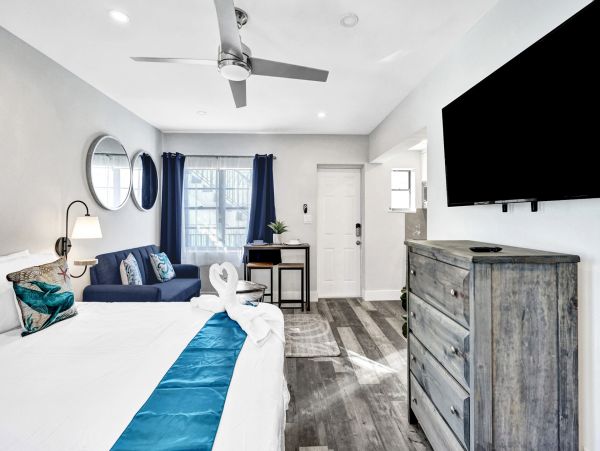 Hollywood Condo 978757