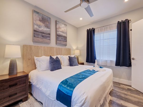 Hollywood Home 978758