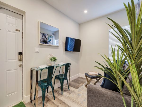 Hollywood Home 978758