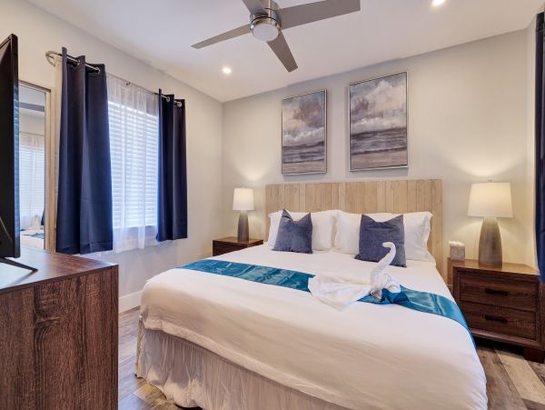 Hollywood Home 978758