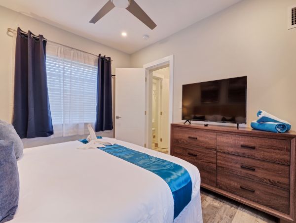 Hollywood Home 978758