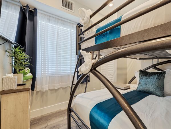 Hollywood Home 978758