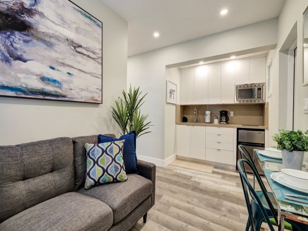 Hollywood Home 978758