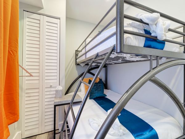 Hollywood Condo 978760