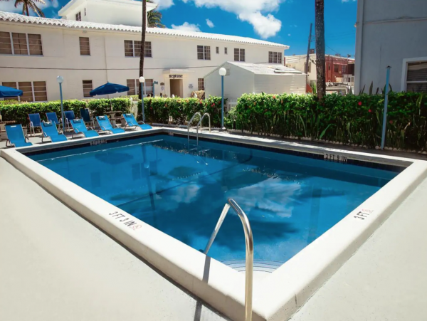 Hollywood Condo 978760