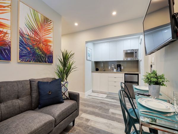 Hollywood Condo 978760