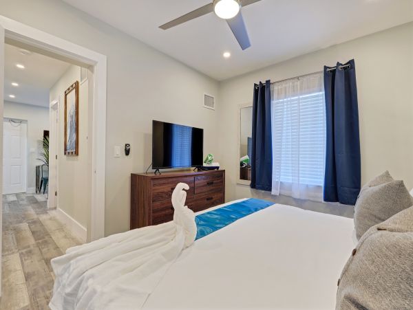 Hollywood Condo 978760