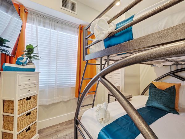Hollywood Condo 978760