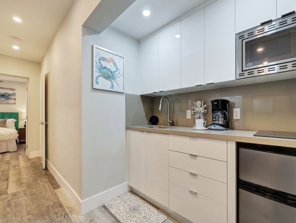 Hollywood Condo 978760