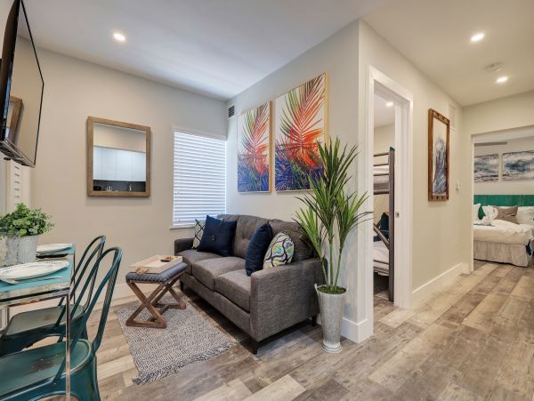 Hollywood Condo 978760