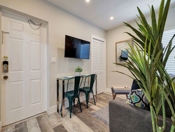 Hollywood Condo 978760