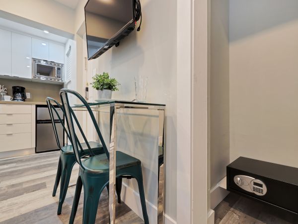 Hollywood Condo 978760