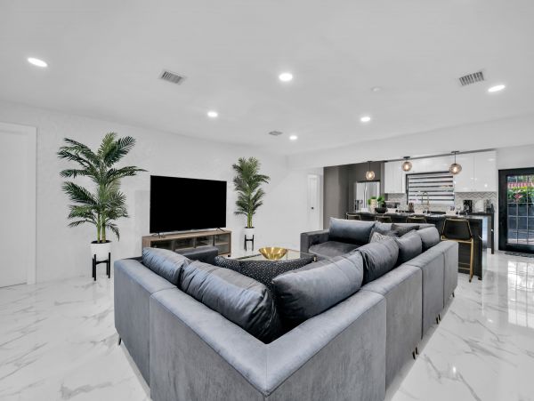 Hollywood Home 978761