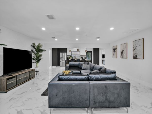Hollywood Home 978761
