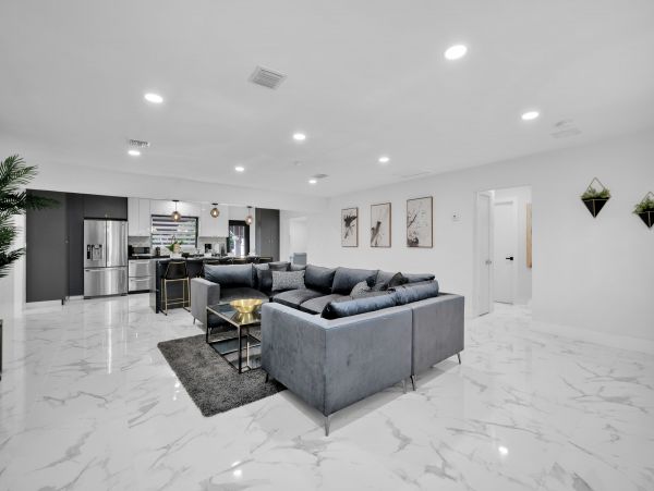 Hollywood Home 978761