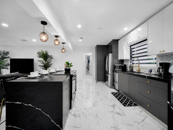 Hollywood Home 978761
