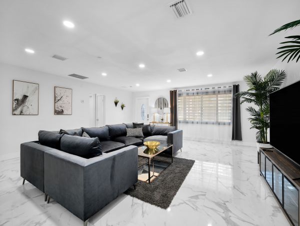 Hollywood Home 978761