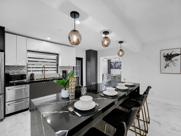 Hollywood Home 978761