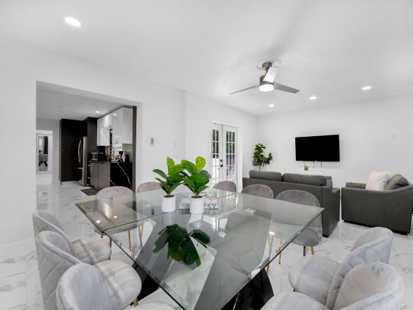 Hollywood Home 978761