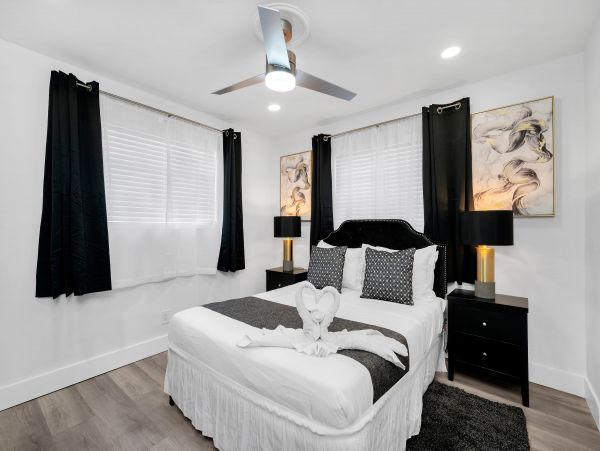 Hollywood Home 978761
