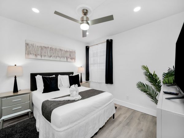 Hollywood Home 978761