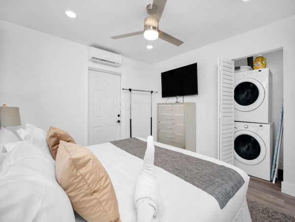Hollywood Home 978761