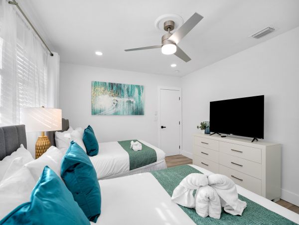 Hollywood Home 978761