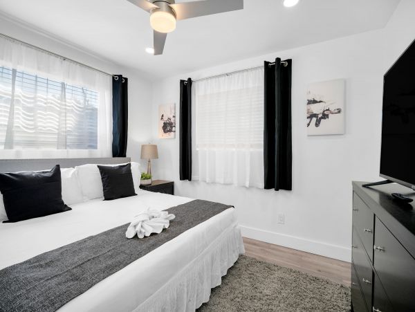 Hollywood Home 978761