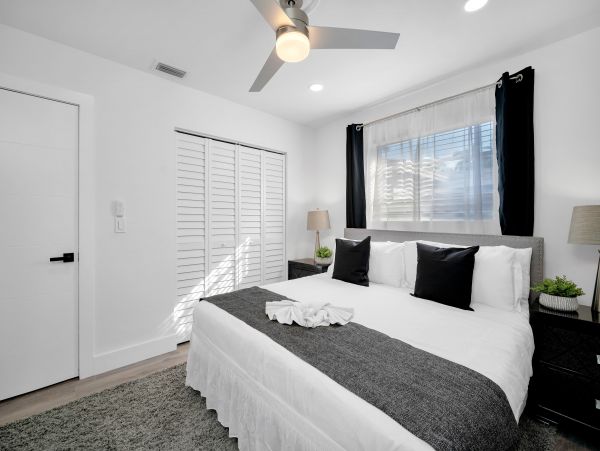 Hollywood Home 978761