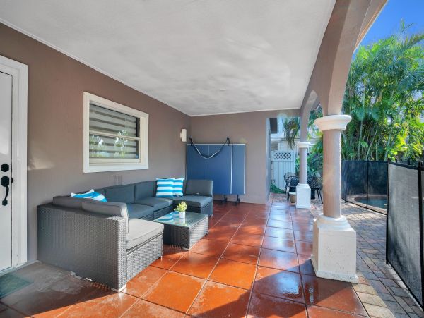 Hollywood Home 978761