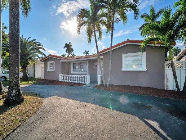 Hollywood Home 978761