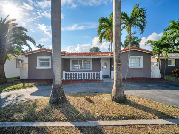 Hollywood Home 978761