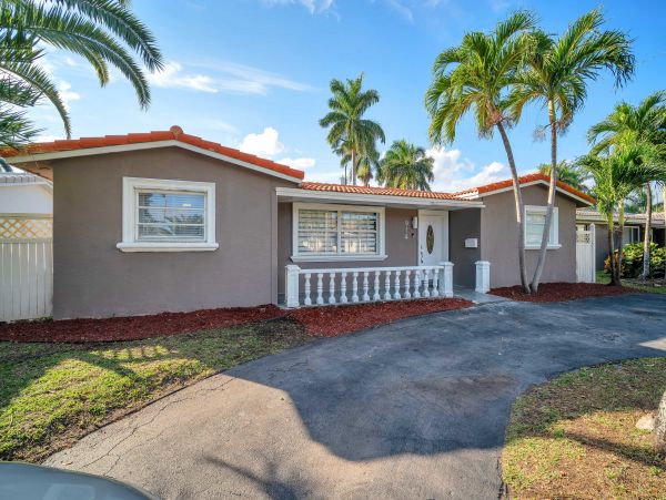 Hollywood Home 978761