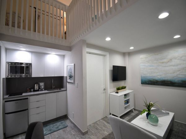 Hollywood Condo 978763