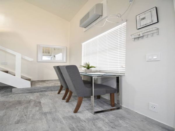 Hollywood Condo 978763