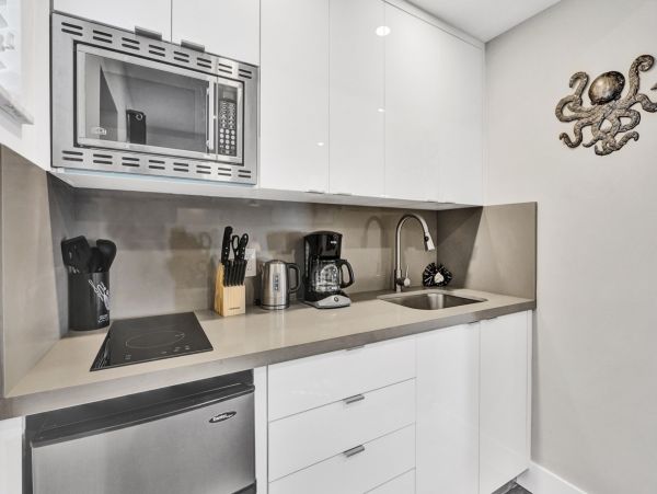 Hollywood Condo 978766