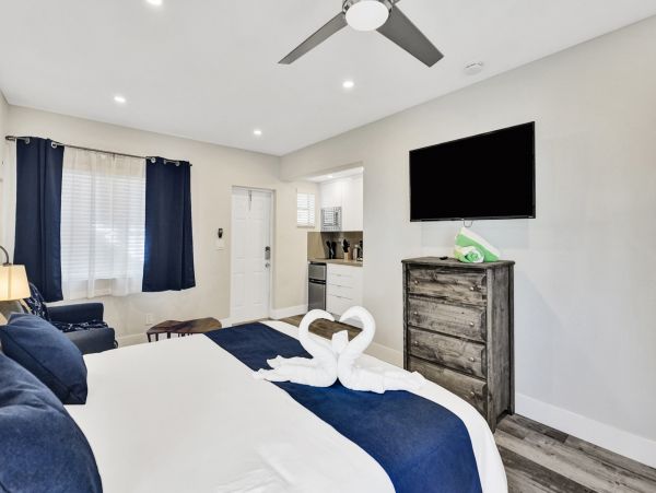 Hollywood Condo 978766