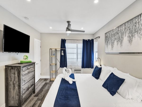 Hollywood Condo 978766