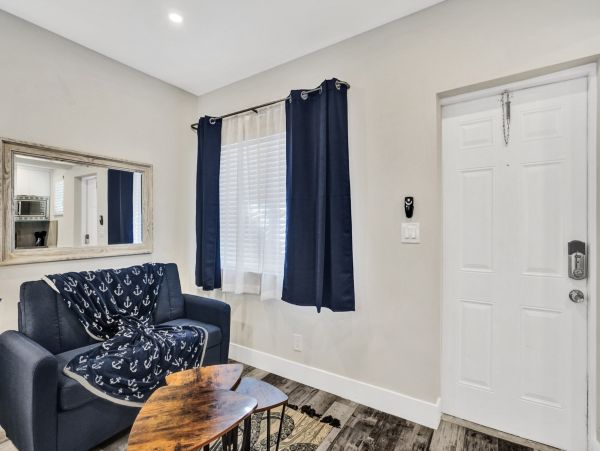 Hollywood Condo 978766