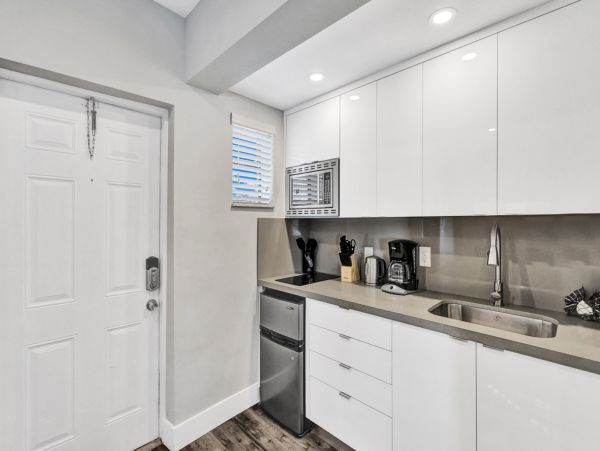 Hollywood Condo 978766