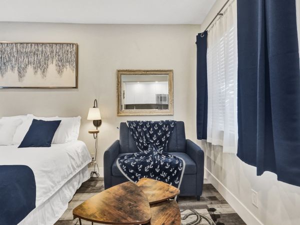 Hollywood Condo 978766
